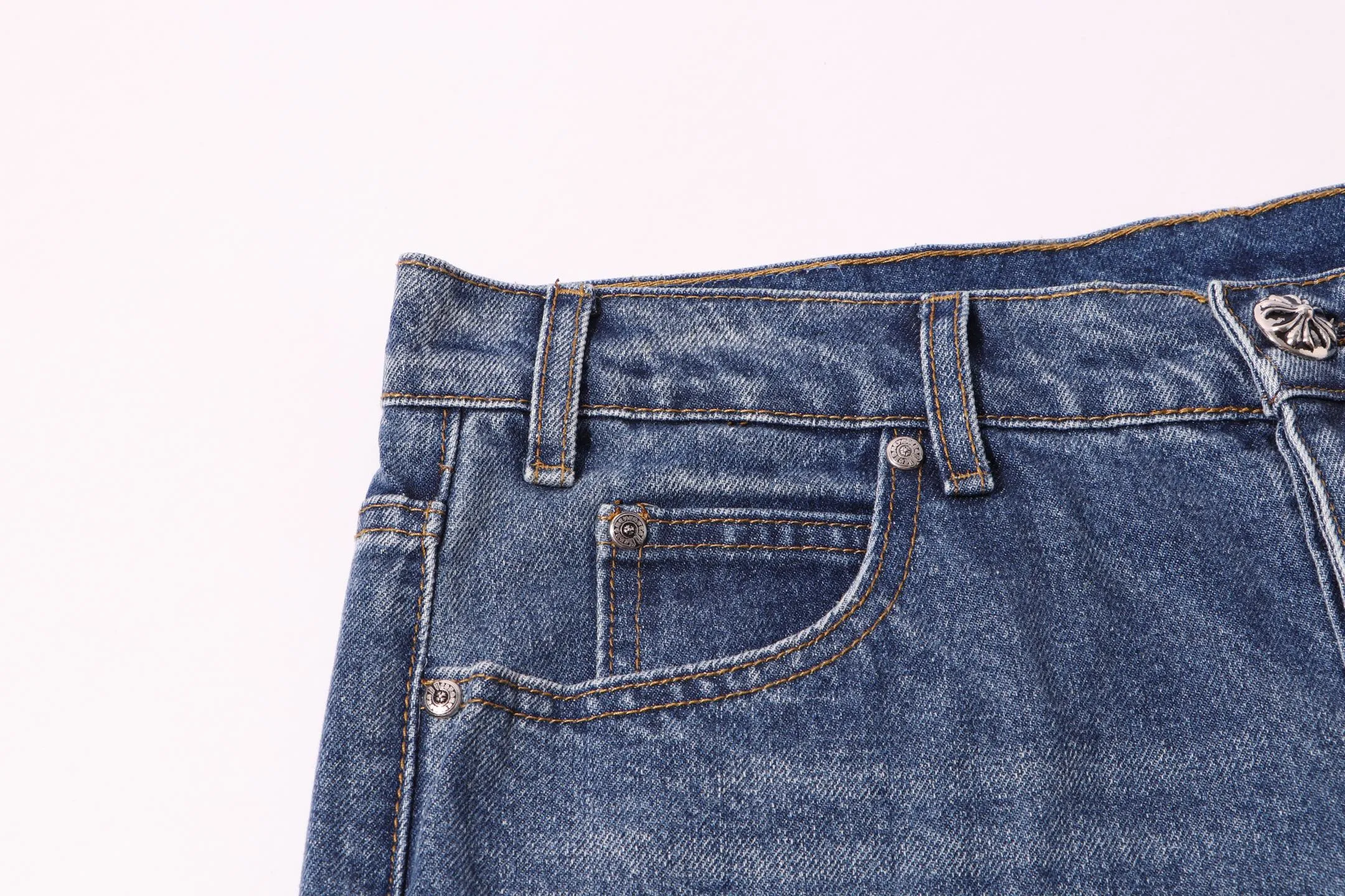 P220 Style No.: H24 Croxin & 𝐂𝐡𝐫𝐨𝐦𝐞 𝐇𝐞𝐚𝐫𝐭 ss25 blue trousers, black leather, bootcut button jeans, styles with different wash textures, very friendly to people with thin legs, and the bootcut perfectly modifies the leg shape The timeless and moderate length makes it easy to match and match. It is the basis for various styles and is a must-have in your wardrobe! The fabric is stiff but also makes the upper body soft without losing texture. The washing process is even more perfect. It is a must-have item for everyone! ! ! Washed wheat, hang tag, pants label, three labels complete Color: blue Size: 28-30-32-34-36